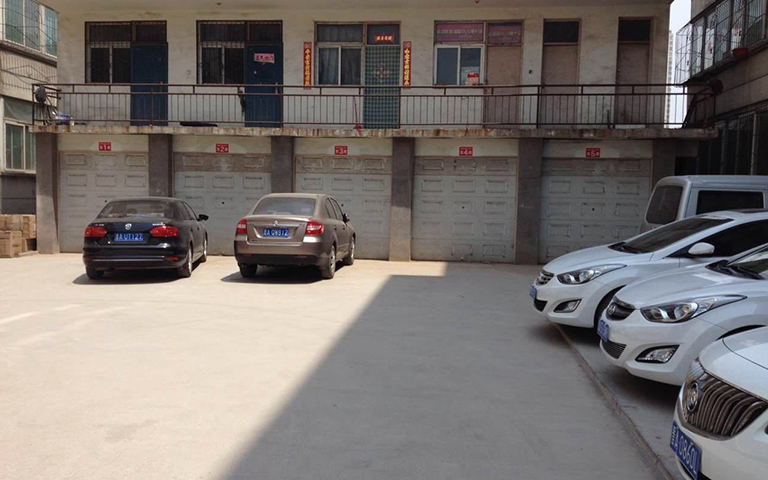 山西超躍對和平路新南莊小區(qū)進(jìn)行車庫門檢修