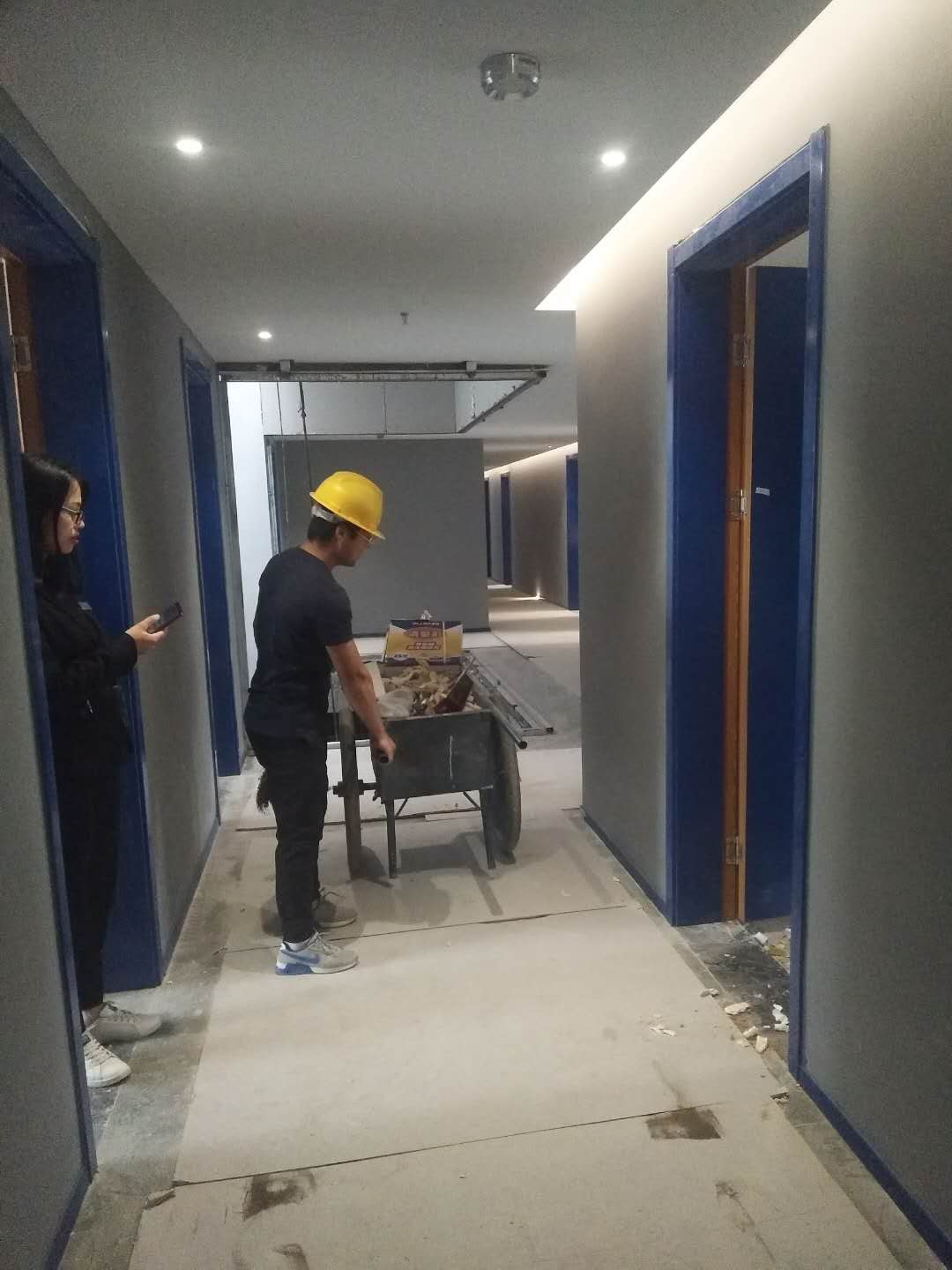 2018年5月6日工師傅們在實施***后一道工序打膠并打掃衛(wèi)生。